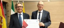 Guillermo Antiñolo y Joaquín Dopazo con el galardón del Colegio de Médicos de Córdoba y Caixabank